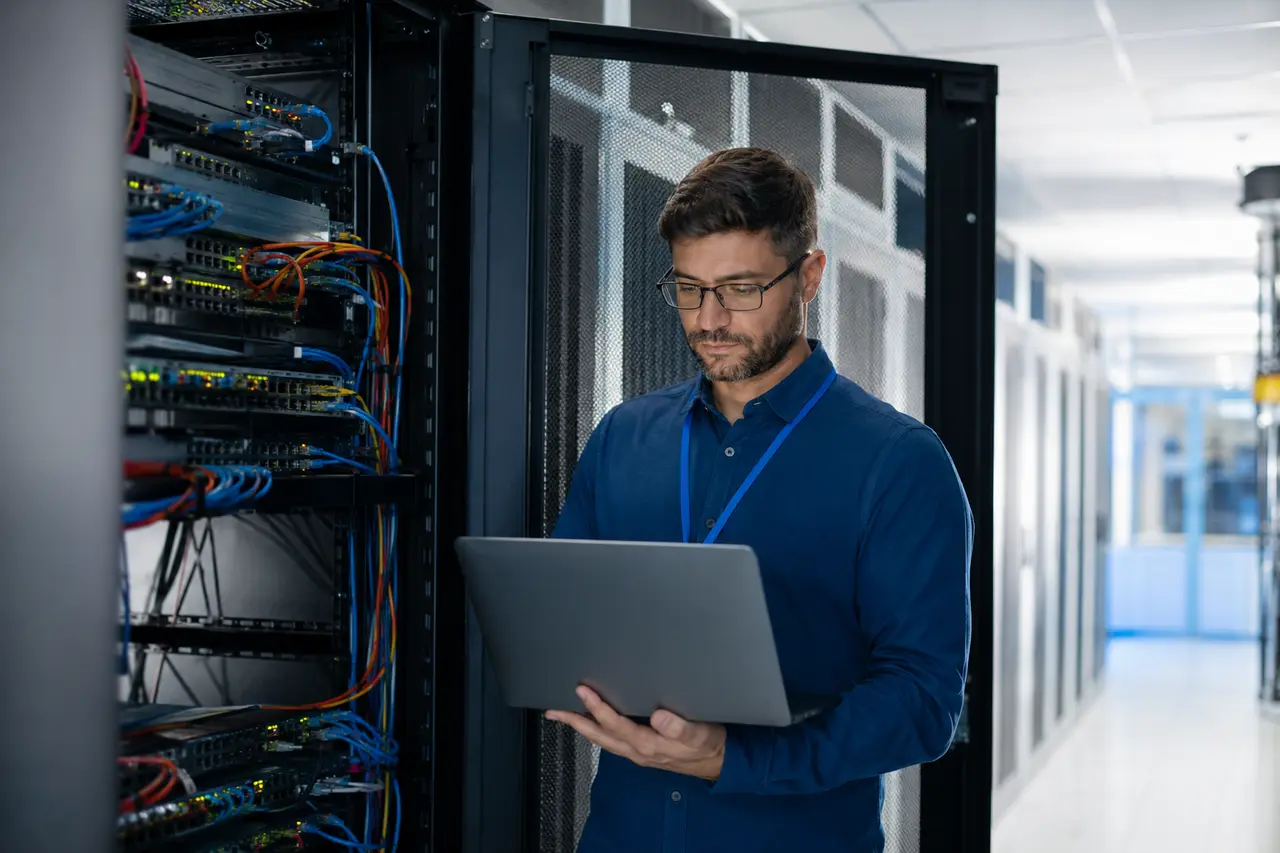 Tecnico che gestisce l’integrazione tra sistemi